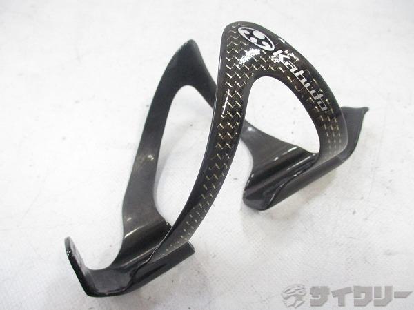 製品情報カテゴリ用品類 ボトルケージ メーカーOGK年式-色状態ランクD(年式相応のキズあり)送料サイズ小型サイズパーツ規格：レーサーボトル色：ブラック状態コメント中古商品です。使用に伴うスレ、小傷、使用感がございます。その他【参考価格】5、500円