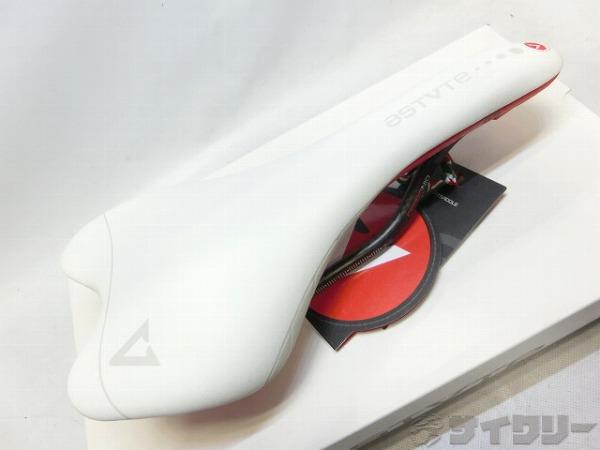 製品情報カテゴリサドル関連 サドル メーカーアスチュート年式-色状態ランクA(未使用品)送料サイズ小型サイズパーツレール材質：カーボン色：ホワイト/レッド状態コメント未使用品です。保管状態により、赤いプラスチック部分にべたつきがございます。その他参考価格：31、349円ASTVTE