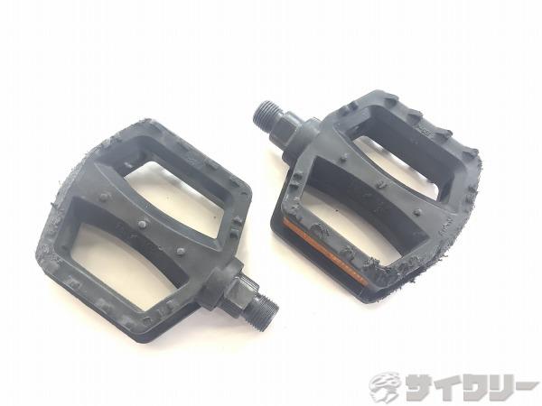 製品情報カテゴリペダル関連 ペダル フラットペダル メーカー不明年式-色状態ランクD(年式相応のキズあり)送料サイズ小型サイズパーツ色：ブラック状態コメント中古商品でございます。使用に伴う傷、汚れ、使用感がございます。削れがございます。軸に抵抗、ゴリ感がございます。画像に写っているもので全てになります。その他