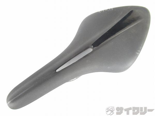 製品情報カテゴリサドル関連 サドル メーカーフィジーク年式-色状態ランクC(少々キズあり)送料サイズ小型サイズサイズ：レギュラーspine conceptパーツレール材質：カーボン（8×10mm/実測）色：ブラック状態コメント中古商品でございます。使用に伴う、キズ・汚れがございます。レールに補強部に剥離がございます。画像に写っている物が全てになります。その他【Fizik】