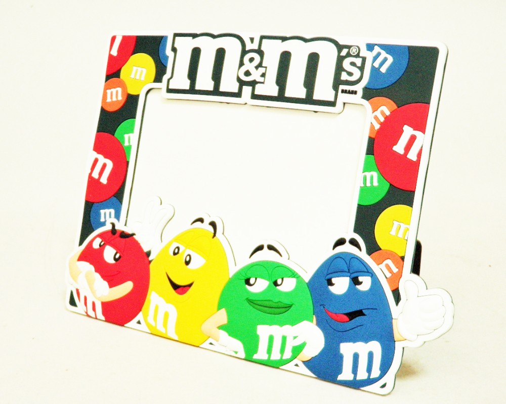 M&M'Sラバーフォトフレーム 大人気キャラクターのM&M'sがフォトフレームになりました！ カラフルなチョコレートたちがフレームを取り囲んで可愛いですね！そこにあなたの想い出写真を飾ってみてはいかがでしょうか？ガラスやプラ板などカバーは付いておりません。写真を横から通していただくだけの簡単なものです。 5