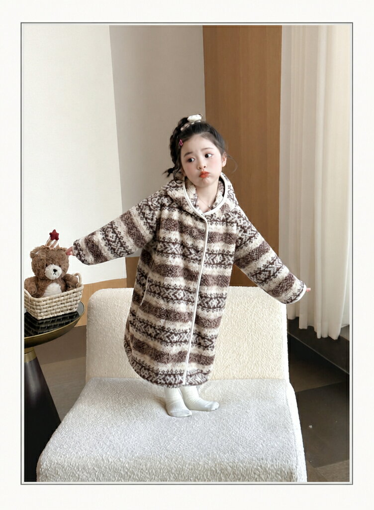 D MADEのキッズ ルームウェア フェアアイル柄 フード付き ガウン 冬 もこもこ フランネル 女の子 ベビー キッズ パジャマ 子供用 バスローブ 厚手 防寒 保温 長袖 総柄 ボーダー ナイトガウン ブラウン グリーン 90cm 100cm 110cm 120cm 130cm 140cm｜アングル3