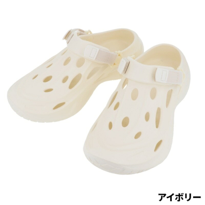 商品説明軽量×高グリップ。ハイブリッドEVAアウトドアサンダル!軽いだけじゃない!滑りにくさの安心感。しっかり踏み込める「ラバー貼り」モデル。[JH-002][26new04]ITEM INFORMATION・一体成型のEVAサンダルに、耐摩耗性とグリップ力に優れたラバーをアウトソールにプラス。従来のEVAサンダルの弱点だった滑りやすさを克服した、進化系サンダル。・本体は空気を含んだような軽さのEVA素材。長時間の歩行でも足が疲れにくく、水に濡れてもすぐに乾く。・耐滑ラバーソール底面には、複雑な溝を刻んだ耐滑ラバーを貼り合わせし、しっかりと地面をキャッチ。・包み込むようなフィット感つま先まで覆うクローズドトゥ形状。軽量ながら、不意の衝撃から足先を守るため、安心して使える。【注意事項】靴底にグリップ力の高いラバーを貼付しておりますが、あらゆる路面で滑らないことを保証するものではありません。特に岩場などの凹凸が激しい場所や、海藻・苔が付着したヌメリのある場所、また濡れたFRP製デッキなどでは、ソールの性能が十分に発揮されず滑る場合があります。カラーアイボリーサイズ26cm素材1(アッパー) EVA98%、合成繊維2%素材2(ソール) EVA+ラバー釣り方、フィールド堤防ウキ釣り釣り方、フィールド（詳細）堤防(サビキ・投げ・さぐり) イカ泳がせ・ヤエン エギング 落とし込み・ヘチ イカダ 投げ 船釣り(浅場) ソルトルアー(ショア) 淡水ルアータイドフォージ EVA サンダル 26cm アイボリーJAN4996774291224