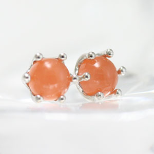 オレンジムーンストーン 5ミリ カボッション ミルククラウンピアス