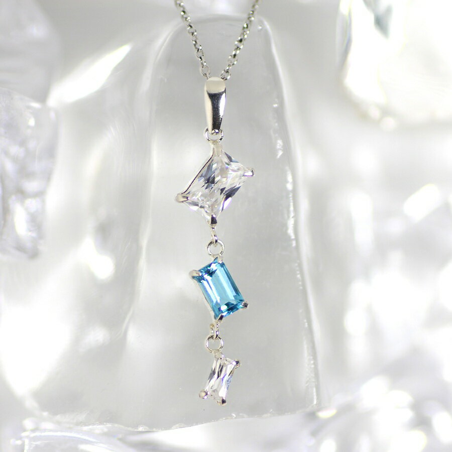 ラフィーネ・シルバー925 ブルートパーズ × キュービックジルコニア バケットカット 4x6ミリ、3x5ミリ、2x4ミリ スリーストーン ペンダントトップ