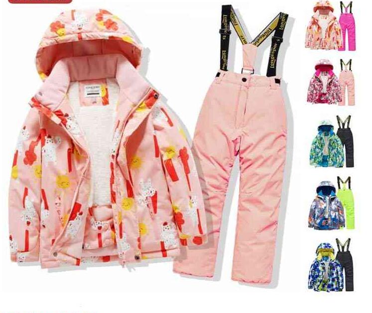 5点セット：ジャケット＋パンツ＋グループ＋ニット帽子＋ゴーグル。可愛さと機能性を兼ねるキッズスキーウェア。取り外しが可能なサスペンダーを配置。ソフトな肌触りのゴム仕様で、肩への負担を軽減します。高密度生地で防風に優れ、撥水加工も施され、雪遊びに安心。 たっぷり中わた入りで、保温性もバツグン。暖かく肌触りの良いボア素材を使用しておりますので肌触りの良い、保温性は抜群です。取り外しができるフード。内側にはポケットを配置。雪の侵入防止や防寒対策に役たつパウダーガード仕様も嬉しいポイント。 サイズ 110 120 130 140 150 160 サイズについての説明 サイズ：写真通り 素材 コットン ポリエステル 色 01 02 03 04 05 06 07 08 09 10 11 12 13 14 15 16 17 18 19 備考 ●サイズ詳細等の測り方はスタッフ間で統一、徹底はしておりますが、実寸は商品によって若干の誤差(1cm〜3cm )がある場合がございますので、予めご了承ください。 ●商品の色は、撮影時の光や、お客様のモニターの色具合などにより、実際の商品と異なる場合がございます。あらかじめ、ご了承ください。 ●製品によっては、生地の特性上、洗濯時に縮む場合がございますので洗濯時はご注意下さいませ。 ▼色味の強い製品によっては他の衣類などに色移りする場合もございますので、速やかに（脱水、乾燥等）するようにお願いいたします。 ▼生地によっては摩擦や汗、雨などで濡れた時は、他の製品に移染する恐れがございますので、着用の際はご注意下さい。 ▼生地の特性上、やや匂いが強く感じられるものもございます。数日のご使用や陰干しなどで気になる匂いはほとんど感じられなくなります。
