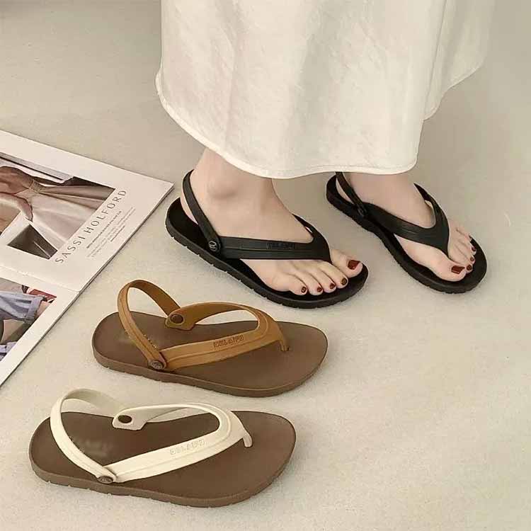 ・足元にボリューム感を出してスタイリングのアクセントに！・PVC素材で足に馴染みやすく軽く履けるトングサンダル。・軽量で足に負担がかからず歩きやすい一足です。・ボリュームのある厚底が足を華奢に見せてくれるので、スタイルアップした大人っぽい夏に映える足元に。・足がきれいに見えるトレンドのトングタイプはこの夏要チェック！・フレアパンツなどに合わせると今年らしいバランスで履いていただけます。 サイズ 36 37 38 39 40 サイズについての説明 36内寸23.0cm 37内寸23.5cm 38内寸24.0cm 39内寸24.5cm 40内寸25.0cm ※サイズは平置き実寸になります。サイズ表の実寸法は商品によって1-3cm程度の誤差がある場合がございます 素材 PVC、ポリエステル 色 ブラック ホワイト ブラウン 備考 ●サイズ詳細等の測り方はスタッフ間で統一、徹底はしておりますが、実寸は商品によって若干の誤差(1cm〜3cm )がある場合がございますので、予めご了承ください。 ●商品の色は、撮影時の光や、お客様のモニターの色具合などにより、実際の商品と異なる場合がございます。あらかじめ、ご了承ください。 ●製品によっては、生地の特性上、洗濯時に縮む場合がございますので洗濯時はご注意下さいませ。 ▼色味の強い製品によっては他の衣類などに色移りする場合もございますので、速やかに（脱水、乾燥等）するようにお願いいたします。 ▼生地によっては摩擦や汗、雨などで濡れた時は、他の製品に移染する恐れがございますので、着用の際はご注意下さい。 ▼生地の特性上、やや匂いが強く感じられるものもございます。数日のご使用や陰干しなどで気になる匂いはほとんど感じられなくなります。