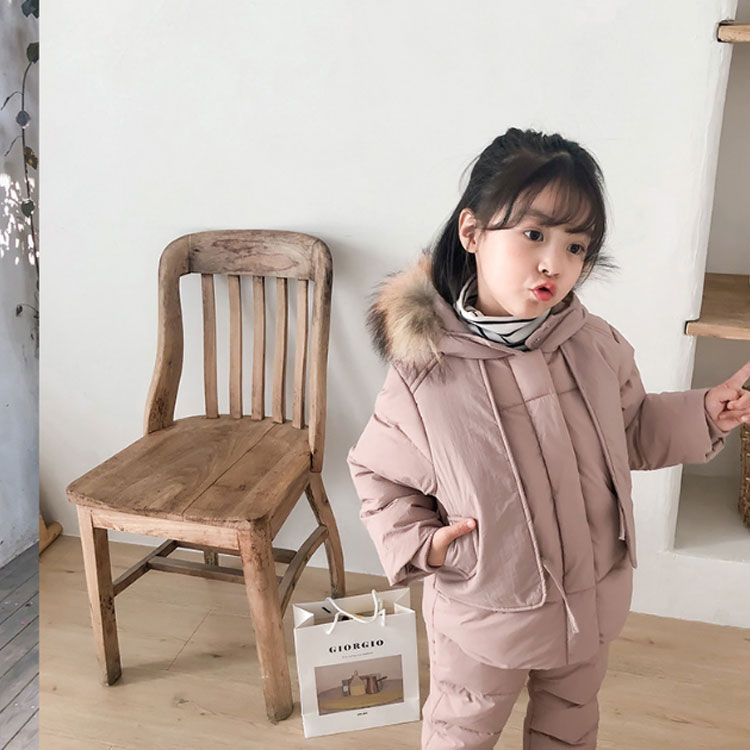 D-START楽天市場店の女の子 ダウン 2点セット フード 防寒 ダウンジャケット サロペット ダウンコート キッズアウター ダウンパンツ ファー キッズ アウトドア 雪遊び お出かけ 保温 ダウンパンツ 秋冬 子供服 セットアップ 男の子 ベビー 90 100 110 120｜アングル3
