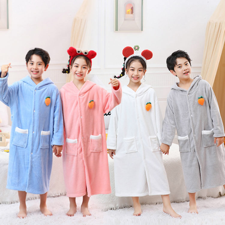 D-START楽天市場店のキッズ ポケット付き ロング 厚手 保温 速乾 長袖 子供用 女の子 ガウン 優しい肌触り ジュニア 部屋着 お風呂上り 男の子 ルームウェア 吸水 バスローブ 冷房対策 無地 マイクロファイバー スナップボタン 春夏秋冬 100 110 120 130 140｜アングル2