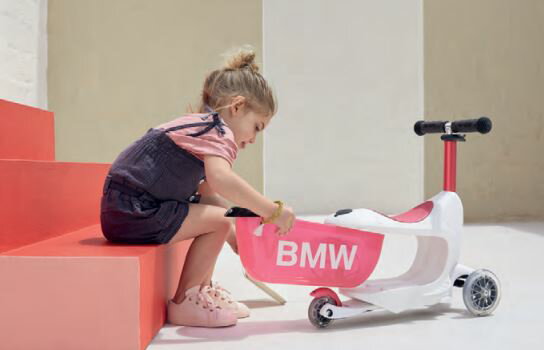 BMW（ビーエムダブリュー）BMWキッズスクーター ホワイト/ラズベリー純正品 新品アクセサリー80932450902のサムネイル
