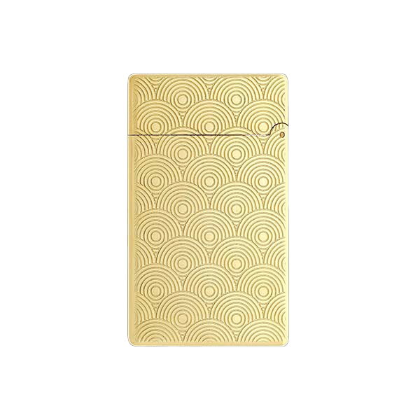 メーカー：S.T.Dupont エス・テー・デュポン製品名：020845JANコード：3597390302069タイプ：フリント式素材：真鍮重量：95gサイズ：縦55 × 横34 × 奥行10mmライター用アクセサリー：ガスリフィル：900434 ※安全のため出荷時にはライター本体にガスが入っておりません。 別売りのガスリフィルをお買い求めいただき補充してからお使いください。 フリント：900651商品詳細：INITIAL イニシャル エス・テー・デュポン初代ライターの意匠を現代的に受け継いだ「イニシャル」コレクション。 パラディウム仕上げと繊細なギヨシェ装飾が、洗練された存在感を演出します。 【特徴】 ゴールデン仕上げ サークル柄の繊細なギヨシェ装飾 丸みを帯びたフォルム 【保証】 メーカー2年保証S.T.Dupont エス・テー・デュポン ライター 020845 INITIAL イニシャル フリント式 ゴールドメーカー希望小売価格はメーカーカタログに基づいて掲載していますメーカー：S.T.Dupont エス・テー・デュポン製品名：020845JANコード：3597390302069タイプ：フリント式素材：真鍮重量：95gサイズ：縦55 × 横34 × 奥行10mmライター用アクセサリー：ガスリフィル：900434 ※安全のため出荷時にはライター本体にガスが入っておりません。 別売りのガスリフィルをお買い求めいただき補充してからお使いください。 フリント：900651商品詳細：INITIAL イニシャル エス・テー・デュポン初代ライターの意匠を現代的に受け継いだ「イニシャル」コレクション。 パラディウム仕上げと繊細なギヨシェ装飾が、洗練された存在感を演出します。 【特徴】 ゴールデン仕上げ サークル柄の繊細なギヨシェ装飾 丸みを帯びたフォルム 【保証】 メーカー2年保証S.T.Dupont エス・テー・デュポン ライター 020845 INITIAL イニシャル フリント式 ゴールド