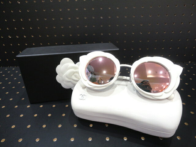 【極美品】CHANEL シャネル カメリアサングラス キャットアイ 71198 アイウェア プラスチック×メタル ホワイト×マットシルバー ミラーレンズ 中古 眼鏡 プラスティック レディース 女性用 ブランド 白 ファッション 小物 希少 レア プレゼント ギフトのサムネイル