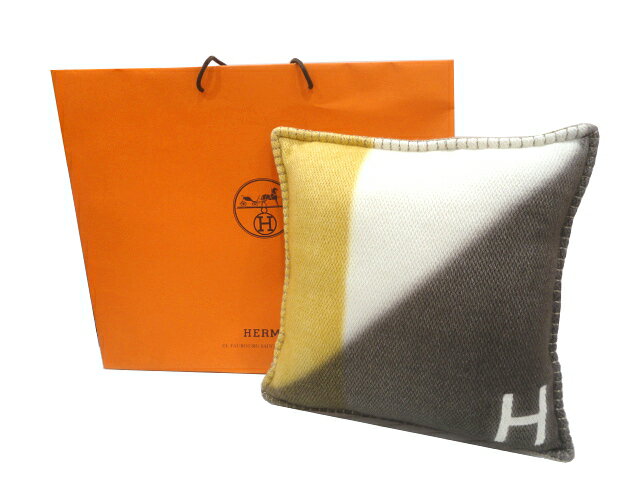 ［PR］【新品】【未使用品】HERMES エルメス H ピタゴラス カシミア100％ サーブル×ブレ ブラウン×グレー×ホワイト 23AW クッション インテリア 小物 座布団 ホームグッズ 雑貨 レディース 女性用 ブランド プレゼント ギフト 希少 レア