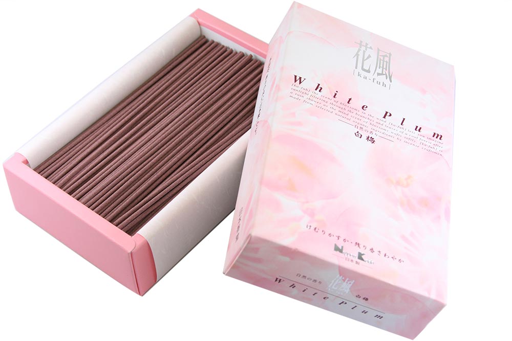 その他お線香はこちら 注意事項 当該商品は自社販売と在庫を共有しているため、在庫更新のタイミングにより、 在庫切れの場合やむをえずキャンセルさせていただく可能性があります。 進物包装は不可となっております。 パッケージデザインは、変更になる場合があります。 ご使用の際は、火の取扱いに十分気をつけて、不燃焼の香炉または容器をお使いのうえ、その場を離れないでください。 保管の際は、乳幼児の手の届かない所へ保管をしてください。 線香の用途以外には使用しないでください。 線香 お線香 部屋香 お香 香り 日本香堂 花風 ka-fuh 白梅 蓮花 ホワイトフローラル パウダリックフローラル 家庭用線香 微煙 煙の少ない お盆 お彼岸 月命日 日本製 made in japan 伝統工芸品 伝統日本香堂 花風(ka-fuh) 白梅 大人気　花風シリーズ　白梅の香りのお線香 花の風のように心澄みわたるピュアな香り。現代のライフスタイルに合うお線香。 優しく香りを運ぶ花の風のような、透明な輝きを感じるお線香「花風」。 天然の素材にこだわり、四百数十年にわたり受け継がれた、クラフトマンシップと、 最新の調香技術から生まれた、現代を生きる人々のライフスタイルにあうお線香です。 仏事コーディネーターの品評 梅は日本を代表する花として多くの詩にも詠まれ、四季を愛でる繊細な感性の表現にも登場しています。 その香りは、日本伝統の香り（練香）にも古来より使用されており、 その個性ある香りは、古くから親しまれてきました。 「花風　白梅」は、その伝統の香りと新しい香りとして人気の高いホワイトフローラルな優しい香りが特徴のお線香です。 寒風の中、わずかな春のきざしを敏感に感じ、その花弁いっぱいに芳香が満ちるまで時を待つ白梅そのものの香りです。 春の野に咲く白梅の透明感をホワイトフローラルの上品な香りに仕上げ、本物のピュアな香りを再現しました。 商品詳細 シリーズ 花風(ka-fuh) 種類 白梅 内容量 約180g 燃焼時間 約25分 煙量 かなり少ない 主原料 タブ粉、香料 箱サイズ 縦162mm/横100mm　高40mm ブランド 日本香堂 生産国 日本 / made in japan 注意事項 当該商品は自社販売と在庫を共有しているため、在庫更新のタイミングにより、 在庫切れの場合やむをえずキャンセルさせていただく可能性があります。 進物包装は不可となっております。 パッケージデザインは、変更になる場合があります。 ご使用の際は、火の取扱いに十分気をつけて、不燃焼の香炉または容器をお使いのうえ、その場を離れないでください。 保管の際は、特に乳幼児の手の届かない所へ保管をしてください。 線香の用途以外には使用しないでください。 関連商品 【日本香堂】花風(ka-fuh) シリーズ 白梅 こちら 蓮花 こちら 花風 シリーズ その他 花風プラチナ ブルーローズ こちら 花風アソート 進物 こちら