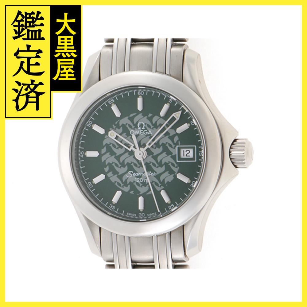 ■商品情報 メーカー オメガ 形状/駆動方式/細目1 女性用/Ladies watches/クオーツ モデル/品目 シーマスター　ジャックマイヨール カラー グリーン 素材 ステンレス サイズ ケース径：約26mm　ベルト内径：約16cmまで ランク 中古 (A) コメント 【商品番号】＃2148103621291【ブランド】OMEGA　（オメガ）【カテゴリー】女性用【駆動方式】クオーツ　（電池）【モデル名】シーマスター120m　ジャックマイヨール1998【型番】2586.70.00【文字盤】グリーン【素材】ステンレス【サイズ】ケース径：約26mm　　　　　　ベルト内径：約16cmまで【ランク】中古（A)【付属品】本体のみ【保証】当社6カ月ムーブメント保証（内部自然故障のみ）【状態】特筆する様な大きな傷・ヘコミ等無く、全体的に綺麗なコンディションとなっております。※当社提携工房にて、研磨済みの商品となっております。【コメント】100m以上のフリーダイビングを達成した｢ジャック・マイヨール｣が101mの記録を出した時に着けていたのがオメガの時計であった為に製造された限定モデルのシリーズです。文字盤には｢イルカ人間｣と言われていたため、イルカが泳いでいます。 ■取扱店舗 　※商品に関するお問い合わせはこちら （株）大黒屋　梅田店 　TEL：0120-787742　　営業時間：11:00~20:00 　Mail：umeda@daikokuya78.co.jp