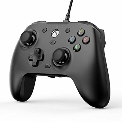 商品情報商品の説明主な仕様 【マルチプラットフォーム対応】GameSir G7はXbox Series X|S、Xbox One、Windows 10/11に対応しており、ラグやバッテリー不足の心配がなく、最もスムーズで究極のゲーム体験を提供します。また、取り外し可能な3mのUSB-Cケーブルを使用することで、好きな場所で自由にゲームをプレイできます。br【高速、超低入力遅延】GameSir G7 PCコントローラーは、265Hzの優れたポーリングレートと0.00377秒以下の入力遅延により、ゲーマーに究極の競争力を与えるように設計されています。入力遅延を解消し、全ての動きを高速化することで、戦場で勝利を掴みましょう。br【カスタマイズ可能なコントローラーカバー】2種類のデザインが可能なコントローラーカバーを使用することで、コントローラを分解することなく自分好みのペイントやカスタマイズができます。Xboxコントローラーを自分だけのオリジナルにカスタマイズして、すぐに目立ちましょう。br【フルカスタマイズ可能なソフトウェア】GameSir Nexusソフトウェアは、G7コントローラーを完全にカスタマイズできるため、さらなるゲーム体験を実現します。ボタンのマッピング、ジョイスティックとトリガーの有効範囲調整、振動レベルの設定など、コントローラーのプロファイルを作成できます。最大3つのプリセットを保存できるため、お好みの設置をゲーム開始時に簡単に切り替えることができます。また、このソフトウェアを使用して、コントローラのファームウェアをアップデートすることもできます。br複数のアップグレード機能：xboxコントローラーGameSir G7は、ホール効果トリガー、振動機能（グリップに2種類の振動モーター）、ALPS 3Dジョイスティック、マイクロスイッチ、内蔵3.5mmオーディオジャック、マッピング可能なバックボタンなどを搭載しています。 これらの機能は、それぞれ優れたゲーム体験を提供し、ゲーマーにとって役に立ちます。