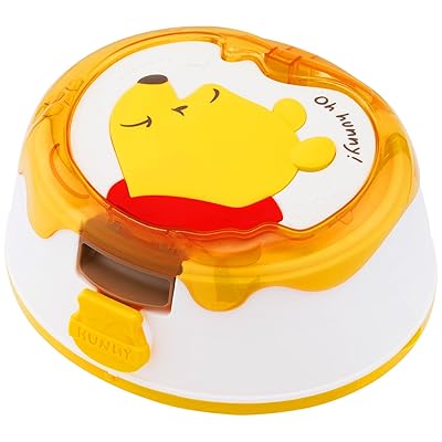 くまのプーさん ウェットシート ケース (ベビーおしりふき付き) ワンプッシュオープン チャイルドロック付 日本製ブランド色モデルE01384商品説明【商品概要】ウェットティッシュやおしりふき、掃除用ウェットシートなどに使えるケースです。ハチミツがたっぷりかかって美味しそうなデザインのケースですワンプッシュでフタを開けることができます。ロック機能が付いているので、お子さまのいたずら防止に便利です。成分の99%が純水でできたおしりふきが1つついています。パラベン・PG・アルコール・香料・着色料 無添加です。コンパクトサイズ（当社比）なので卓上や洗面所に【商品説明】【商品詳細】商品種別：ベビー＆マタニティ商品名：くまのプーさん ウェットシート ケース (ベビーおしりふき付き) ワンプッシュオープン チャイルドロック付 日本製製造元：商品番号：E01384発売日：2024年11月05日【当店からの連絡】