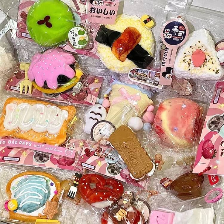 4-5個入り 福袋 スクイーズ スクイーズケーキおもちゃ 食べ物シリーズ ケーキ・パン・クッキー スクイーズ 玩具 もちもち 柔らかい シリコン 肉球 握る玩具 スクイーズボール ストレス解消 暇つぶし 不安軽減 減圧グッズ 3