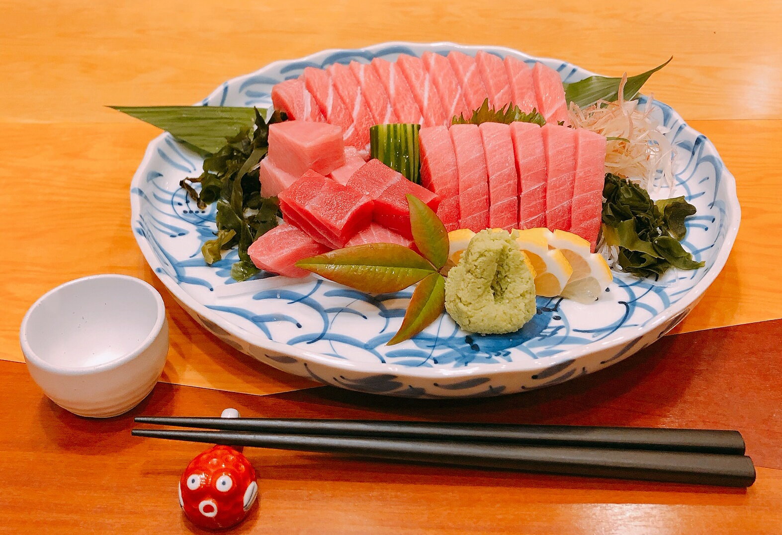 名称 本マグロセット 原料名 本鮪、目鉢鮪 　　　 原料原産地 本鮪【地中海】　目鉢鮪【太平洋】 内容量 本鮪中トロ（250g）x2、目鉢鮪200g 賞味期限 商品発送後30日 保存方法 冷凍−18℃以下 販売者 （株）大熊高知工場、高知県高知市弘化台16−38、TEL 088−885−2002 大熊からのご案内かつおのタタキとまぐろの大熊は、魚市場から直接買い付けた新鮮な海鮮、海産物を取り扱っております。 高知の名産品として人気が高いかつおのたたきは、男性だけでなく女性にもファンが多い料理です。 高知の名物料理として有名なウナギとカツオを同時に味わえるおいしいお得なセット商品もご用意しております。 南国土佐の味覚をぜひお取り寄せしてご賞味くださいませ。 お届けの際は大熊オリジナルの化粧箱(外箱)にお入れしてお届け致しておりますので、誕生日プレゼントや父の日、母の日、敬老の日などお世話になった方への御礼の品としてご利用いただけます。 お中元、お歳暮、内祝いなど大切な方への贈答品には、有料のギフト包装として、 化粧箱の上から当店大熊のロゴが入った包装紙のラッピングをご用意しております。 ご注文いただく際、買い物カゴよりご指定くださいませ。 金額のわかるものは入れずにお届けいたしておりますので、ご安心くださいませ。 【海鮮ギフトは、こんな方におすすめです】 40代 50代 60代 70代 お父さん おじいちゃん おじさん お母さん おばあちゃん 誕生日 還暦祝い 敬老の日 お正月 お中元 お歳暮 御歳暮 年末のご挨拶 お礼の品 贈答品 お刺身、塩たたき、皿鉢料理、お寿司、手巻き寿司、カルパッチョ、料理好きの方のプレゼントにぴったりです。栄養豊富な海鮮料理をたっぷり食べて、毎日を健康にお過ごしください。おかげさまで楽天ランキング【刺身・たたき】部門で 1位を獲得いたしました。 皆様！ありがとうございます。 創業70年！老舗かつおまぐろの大熊を これからもどうぞ宜しくお願い申し上げます。 日本有数のマグロ取扱量を誇る水産加工会社です。 カツオとマグロの目利き活かし、 上質のマグロをご提供致します。 圧倒的な取扱量のマグロから プロの目利きが選んだ 本マグロの中トロ(250gx2個)と 目鉢マグロの赤身(200g)をお届けいたします。 本マグロの中トロ（盛り付け例） 絶品の本マグロ中トロがこのボリューム！！ とろけるような中トロ♪♪ 目鉢マグロの赤身200g 味わいのある目鉢マグロ 赤身200gもあわせてご賞味ください。 とろけるような中トロと味わいある赤身を セットをお届けします。