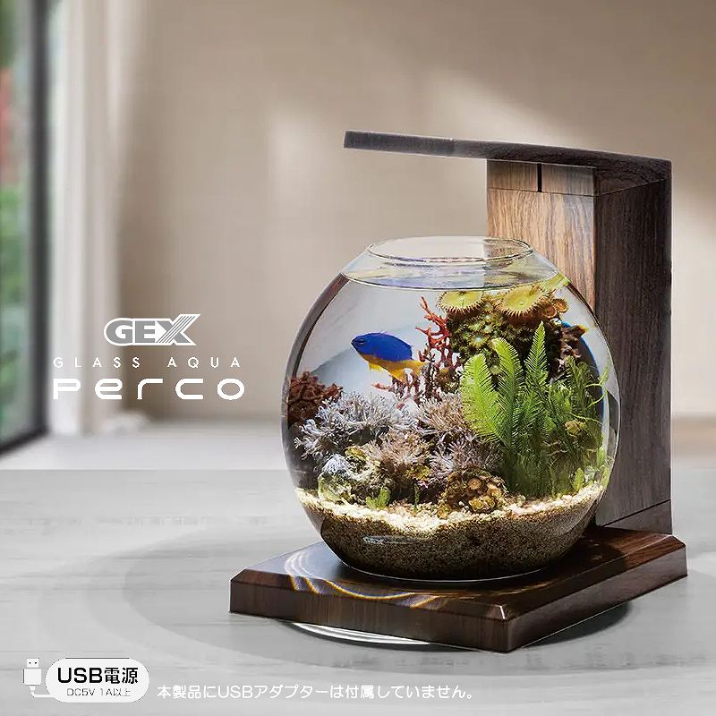 商品説明商品名【観賞魚飼育セット】水槽セット グラスアクア PERCO B-Dark Wood 約6.7L 木目調 オールインワン水槽 ペルコ アクアリウム ベタ水槽 観賞魚飼育セット（海水・金魚・熱帯魚・海水魚・メダカ・おしゃれ・かっこいい・ガラス・ライト付き・インテリア・テラリウム）GEX特長お部屋に素敵なインテリア空間を! グラスアクアをすぐにスタートできるオールインワン水槽セット。 U-SYSTEM採用で器具やコード類をすっきり隠せて、水槽内すっきり。用途水槽（熱帯魚 金魚 海水魚 メダカ ベタ 観葉植物） アクアリウム テラリウム 屋内観賞魚飼育用水容量約6.7L(ろ過槽含む)水槽サイズ訳幅21.8×奥行33.5×高さ31.5cmセット時サイズ(LED含む)水槽サイズ:約幅21.8×奥行21.8×高さ20.0cm製品重量約8.2kg(水槽・用品含む)消費電力ポンプ：定格電圧/消費電力:DC5V 0.08A 0.4W アダプター使用時の消費電力:AC100V 0.6W LED：定格電圧/消費電力:DC5V 0.3A 1.5W アダプター使用時の消費電力:AC100V 2.4W注意事項本製品にはUSBアダプターは付属していません。LED、ポンプに各DC5V 1A以上のUSBアダプターが必要です。 当社純正品(USBアダプター G-1A×2個/G-2A・2ポート×1個)もしくは市販のUSBアダプター(DC5V 1A以上)をお買い求めください。コードの長さ約1.5m(中間接続部含む)原産国中国販売元GEX（ジェックス株式会社） ホワイトカラーの商品はコチラ水槽セット グラスアクア PERCO B-Dark Wood 約6.7L オールインワン水槽 ペルコグラスアクア PERCO B-Dark Wood 観賞魚飼育セット お部屋に素敵なインテリア空間を! グラスアクアをすぐにスタートできるオールインワン水槽セット。 U-SYSTEM採用で器具やコード類をすっきり隠せて、水槽内すっきり。 水槽内を明るく照らす高輝度LEDライト標準装備！ クリアLEDフラッティ(別売)を購入すれば最大3つまで取り付け可能！ CO2添加などして本格的に水草を育てたい、お部屋のなかで圧倒的な明るさのインテリアとして設置したいなどいろいろな楽しみ方に合わせることが可能です。メンテナンスも簡単、便利！ レイアウトを崩さず、U-TOWERから水換えができる！ レイアウト水槽内を触らずに水抜き、水換えができるのでお魚にもやさしい。 テラリウムを楽しむ！ 水位を落とした楽しみ方もOK。底面ろ過を優先することで、U-TOWER内の低水位によるろ過効率ダウンを補うことができます。 背が高いテラリウムや植物育成がしたい場合はLEDを外しても使えるろ過槽用フタも付属。使用環境は、淡水だけでなく海水にも対応しています。植物を入れてテラリウムを作ることもできます。訳幅21.8×奥行33.5×高さ31.5cm水槽サイズ:約幅21.8×奥行21.8×高さ20.0cm 商品説明商品名【観賞魚飼育セット】水槽セット グラスアクア PERCO B-Dark Wood 約6.7L 木目調 オールインワン水槽 ペルコ アクアリウム ベタ水槽 観賞魚飼育セット（海水・金魚・熱帯魚・海水魚・メダカ・おしゃれ・かっこいい・ガラス・ライト付き・インテリア・テラリウム）GEX特長お部屋に素敵なインテリア空間を! グラスアクアをすぐにスタートできるオールインワン水槽セット。 U-SYSTEM採用で器具やコード類をすっきり隠せて、水槽内すっきり。用途水槽（熱帯魚 金魚 海水魚 メダカ ベタ 観葉植物） アクアリウム テラリウム 屋内観賞魚飼育用水容量約6.7L(ろ過槽含む)水槽サイズ訳幅21.8×奥行33.5×高さ31.5cmセット時サイズ(LED含む)水槽サイズ:約幅21.8×奥行21.8×高さ20.0cm製品重量約8.2kg(水槽・用品含む)消費電力ポンプ：定格電圧/消費電力:DC5V 0.08A 0.4W アダプター使用時の消費電力:AC100V 0.6W LED：定格電圧/消費電力:DC5V 0.3A 1.5W アダプター使用時の消費電力:AC100V 2.4W注意事項本製品にはUSBアダプターは付属していません。LED、ポンプに各DC5V 1A以上のUSBアダプターが必要です。 当社純正品(USBアダプター G-1A×2個/G-2A・2ポート×1個)もしくは市販のUSBアダプター(DC5V 1A以上)をお買い求めください。コードの長さ約1.5m(中間接続部含む)原産国中国販売元GEX（ジェックス株式会社）