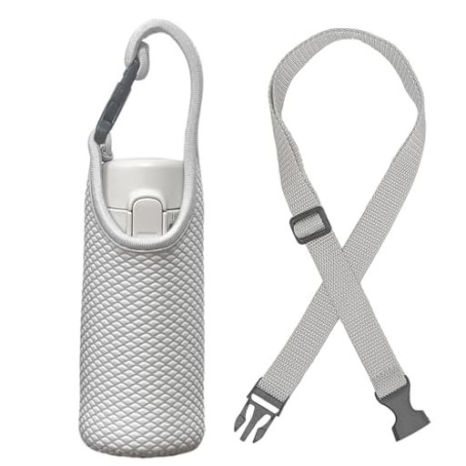 📏 200ml水筒にピッタリ!弾力素材で汎用性抜群<ー> 弾力性に優れた素材で作られ、直径約5.8cmの水筒に対応。 200mlの魔法瓶・水筒にぴったりフィットし、サーモス・象印・タイガー・スケールなど人気ブランドにも対応可能です。(150mlサイズはやや大きいため、ご注意ください) 🛡️ 衝撃吸収x保温保冷x結露防止 3つの効果を実現<ー> 厚手のクッション素材が、アウトドアでの落下や衝撃から水筒を守り、擦り傷を防ぎます。 保温・保冷効果を補助するだけでなく、結露でカバンが濡れるのも防げる万能アイテムです。 🎒 手持ち・肩掛け・バッグ掛け 3wayでシーンを選ばず活躍<ー> バックルとショルダーストラップを自由に組み合わせて、 散策時の手持ち、キャンプ時の肩掛け、通学時のバッグへの固定など、状況に合わせて使い分けられます。 📏 1.0m調節可能ストラップ 大人から子供までフィット<ー> ショルダーストラップの長さを最大1.0mまで調節可能。 大人の肩掛けから子供の身長に合わせた長さまで、家族みんなで使える便利設計です。