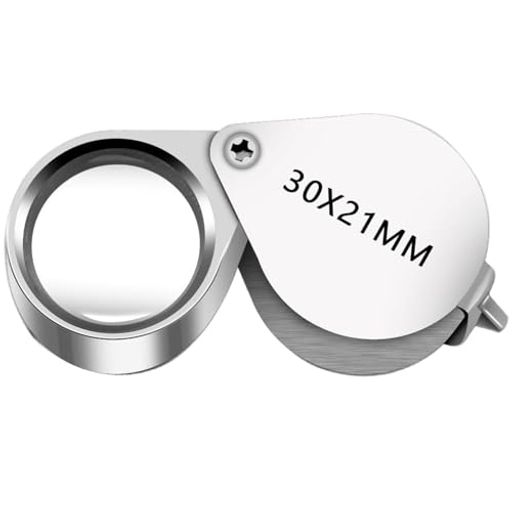 【実用的で耐久性】キーホルダーのように持ち運びが簡単です。合金材料で作られ、製品の耐久性と安定性を確保します。ご注意:拡大鏡の倍率が高いため、対象物から目を離して見ると、表示が反転して見えます。反転は高倍率拡大鏡の特徴です。視線を拡大鏡に近づけてご使用ください。 【便利なデザイン】この拡大鏡は握りやすい人間工学に基づいたハンドルを備えており、ルーペの保管や持ち運び時にレンズが傷つく心配が少なくなります。 【コンパクトで持ち運び便利】折り畳める・軽量・コンパクトでプレゼントにもオススメです,小さくて軽いので、胸ポケットに入れて手軽に出せ、持ち運びにも便利です!使いやすく、さまざまな人々に適しています。校正・校閲・精密作業・ジュエリー鑑定など、あらゆるシーンで大活躍! 【幅広い適用性のある虫眼鏡】鑑定士、宝石商、質屋、検査員、地質学者などの専門家が様々なシーンで使用するのに適しています。例えば、宝石鑑定、文物鑑定、印刷検査、地質研究など。 【虫眼鏡】虫眼鏡は光学ガラスで作られています、倍率30倍、ユーザーが詳細を簡単に観察できます、肉眼では見えない箇所までハッキリ。
