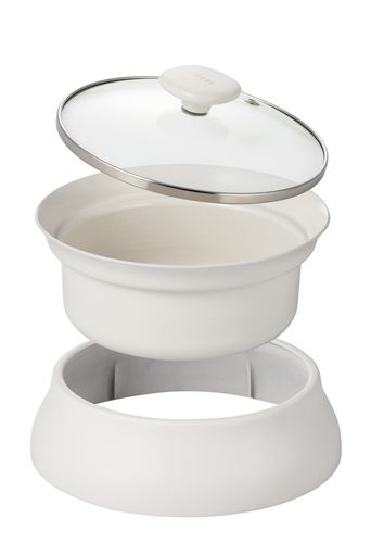 HOT DISH・HOT DISH cocotteのIHクッキングヒーターで使える専用なべです。 ※HAC-IH01CWHに付属のなべと同型です。 丸みを帯びたスープボウルのような温かいフォルムとオフホワイトのカラーが食卓になじみます。 適正容量は800mlで、1~2名でのなべ料理・煮込み料理にぴったり。なべの直径は約16cmと非常にコンパクトで収納にも便利です。 吹きこぼれしにくいなべ縁構造を採用しています。