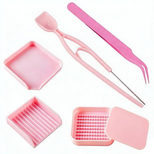 【高品質素材】高品質で頑丈なプラスチック素材を使用しており、繰り返し使用しても変形しにくい設計です。長期にわたる使用にも耐える品質です。 【効率的な作業を実現】握り心地の良いピンセットと、ビーズをすくい取りやすい専用スプーンが付属しています。先端精度が高く、小さなビーズも正確に掴めます。 【多機能ツール】丁寧に設計されたビーズトレイはビーズをしっかりと保持し、細身のピンセットとヒューズホルダーはビーズを正確に配置し、こぼれを防ぎます。作業台としても使える平らなトレイも付属しており、机の上をすっきり保ちながら快適にDIYを楽しめるほか、片付けも簡単です。 【2.6mmビーズ専用設計】2.6mmミニヒューズビーズツールは、2.6mmポニービーズ専用に設計されています。ご購入前にビーズのサイズをご確認ください。 【幅広い用途】アイロンビーズ、アクアビーズ、パーラービーズなど各種ビーズクラフトに対応。ビーズ愛好家、初心者、経験豊富なユーザーに最適で、あらゆるビーズツールの要件を満たします。