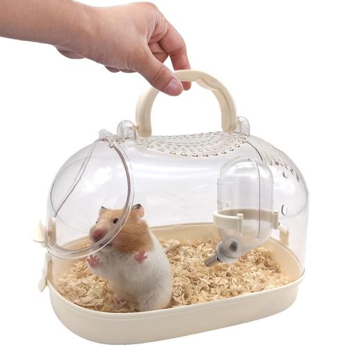 アウトドア 【小動物キャリー】病院や散歩などちょっとしたお出かけに便利なハムスターキャリーケース。わずか300gで軽量で持ち運びもしやすい。 【ゆったりと広々】W220xD150xH160mmと余裕ある空間。キンクマやハリネズミなど小動物を入れても圧迫感なく広い。ケージのお掃除にペットのお部屋としても活用。 【給水器が付属】外出する際に水分補給が楽にできる給水ボトルも付属。従来の仕様と違い、吸い口にステンレスボールを内蔵して水漏れ防止。 【お世話しやすいドア】ケースの横に大きく開けるドアがハムスターをスムーズに出し入れ。真っクリアでどの角度からでもケージ内の様子を確認しやすい。 【蒸し暑くなく風通し】キャリーケースの上と横にいくつの空気穴を空いているので、通気性バツグン。また、本体と底トレイを分解できるのでお手入れも簡単。