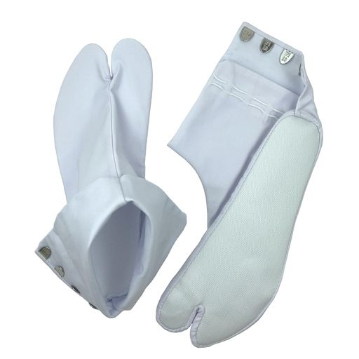 国内縫製/4枚こはぜ/晒裏 表生地と裏生地には適度に伸縮性の織生地を採用!本格白足袋の風合いを保っております! 丁寧な縫製で優しくのびてお足にフィットいたします! おでかけ、お稽古事、もちろんハレの日などさまざまな和装のシーンでお履き頂いております! Thisproductistraditionalandverygoodproduct.