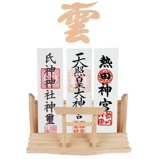 【モダンデザインの神棚】洋風のリビングにも違和感なくお祀りできる簡易神棚です。通常配られる頒布大麻を三枚お祀りすることができます。置き型、壁掛けどちらとしてもお使いいただけます。 【お札立てーの特徴】お札立ての中央には白松の鳥居、神社のような神聖な雰囲気たっぷりです。俗世と神の域を分ける鳥居の向こうに、お神札をきれいに並べます。神社やお寺から授与された御札を大切にお祀りします。朱印帳立てとしてもご利用いただけます。 【お札立ての用途】いろいろ使い方があって健康祈願・運気上昇などの縁起ものにとか、受験の合格祈願、病気平癒・商売繁盛・結婚式・その他、諸祈願に最適です。 【御札立てのサイズ】縦14cmx横25.5cmx奥行10cm鳥居:幅12x高8.5cm神棚雲:幅12cmx縦12cmx奥行0.2cm 【神棚と神棚雲の素材】天然白松作り、菊の釘*2雲板*1両面テープ3M*5※取り外しても跡が見にくいので、賃貸のお住まいにもおすすめです。