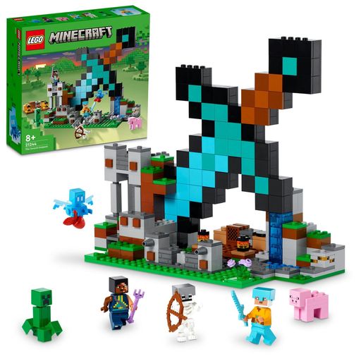 ダイヤの剣 – レゴマインクラフト ダイヤモンドの剣の基地(21244)は、ゲームの中に登場するアイテムからひらめきを得た冒険ごっこが楽しめます。 リアルなギミック – センティネル・ソルジャー、ガーディアン・ウォリアー、アレイ、スケルトン、クリーパー、ブタなどのおなじみキャラクターに加え、ジュークボックスなどのアイテムも充実しています。 マインクラフトのアクション炸裂 – クッキーを食べながら音楽を聞いてのんびりできる前哨基地の組み立てと、敵とのバトル、爆破など、ワクワクが止まらない 楽しさを贈るギフト – ゲームのスキルをブロック遊びに生かして、ごっこ遊びやディスプレイを楽しめます。(対象年齢:8才以上) 遊びの可能性は無限大 – サイズは(約)高さ21cm x 幅25cm x 奥行11cmです。レゴマインクラフトの別売セットと組み合わせれば、遊びの可能性が広がります。 デジタル版組み立て説明書 – LEGO Builderアプリがあれば、ズームや回転の機能を使ってモデルをチェックしながら組み立てを楽しめます。