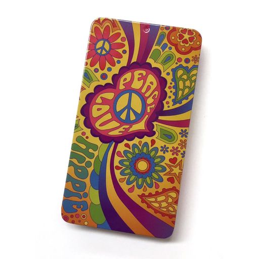 世界で3500万枚以上の販売実績を誇る【GROVERALLMAN】のピックケースです。 大容量!ピックが50~60枚程度収納可能です。 【サイズ】縦:12cm横:6.5cm高さ:1.2cm【素材】ブリキ 持ち運び用にも、据え置き用にもオススメです。 ついつい何気なく置いてしまうピックをこのケースにスッキリまとめてはいかがでしょうか?