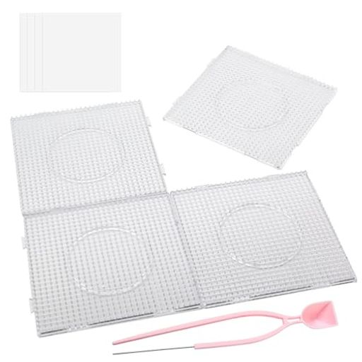 【開封してすぐに遊べるDIYセット】追加の準備は不要。本セットにはアイロンボード4枚、アイロン紙4枚、ピンセット1本が含まれており、開封後すぐにビーズアート制作を始めることができます。親子やハンドメイド初心者にも最適です。 【細部まで美しく、仕上がりがより精密に】直径2.6mmのミニ熱溶解ビーズ専用設計で、ビーズがしっかり固定され、図案の輪郭が整いやすく、平らで美しい仕上がりを実現します。 【自由に拡張できる連結デザイン】アイロンボードは連結可能な構造で、必要に応じて自由に組み合わせ・拡張が可能。小さな作品から大きなデザインまで幅広く対応できます。 【簡単操作で全年齢対応】直感的で分かりやすい設計のため、小さなお子様でも簡単に使用可能です。親子のコミュニケーション、学校の工作活動、ストレス解消など幅広い用途に適しています。 【楽しみながら創造力を育む】ビーズアート制作を通じて集中力や忍耐力を養いながら、想像力と創造性を伸ばすことができます。完成した作品から達成感も得られる知育・趣味兼用アイテムです。