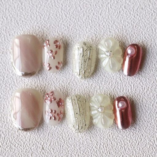 コーデや気分に合わせて、ご自宅で簡単に取り付け、取り外しが出来るネイルチップ8分音符 中々時間が取れなくてネイルに行けない...。仕事柄ネイルは出来ないけどお休みの日だけでもネイルを楽しみたい...。イベントに行くから気分を盛り上げたい! 小さなヤスリをお付けしておりますので爪の根本の形やサイドの大きさが合わない方は少し削ってご使用ください。 1点1点ハンドメイドでのネイルチップ作成ですので、カラーやデザイン、ニュアンスの出方が若干異なる場合がございます。 撮影・モニター環境等により実際の商品の色味と異なって見える場合がございます。 商品内容:ネイルチップ;粘着シール付(1set)