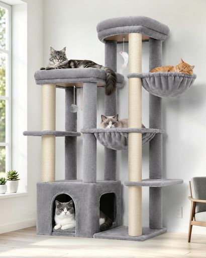 クライミング 【大型猫用キャットタワー】大型猫のために特別に設計されたこのタワーは、広々とした2つの展望台、特大サイズのキャットハウス、ハンモック、ハンギングバスケット、天然サイザル麻の爪とぎポール、そしておもちゃを備えています。大型の成猫、シニア猫、子猫まで幅広く対応し、運動、休息、爪とぎ、遊びといった猫のあらゆるニーズを満たします。 【広々とした2つの展望台】45x45cmの大きな展望台が2つあり、高い場所から周囲を眺めたいという猫の本能を満たすとともに、邪魔されずにゆっくりとくつろげる最適な場所となります。体重8kg以上の猫でも、窮屈さを感じることなく快適に横になることができます。 【広々としたキャットハウス】土台部分にある大きなキャットハウス(45x45x35cm)は、メインクーンなどの大型種のために特別に設計されています!地面に設置されているため、シニア猫でも高いところに登る必要がなく、簡単に出入りして休むことができます。 【快適なハンモック】大きなハンモック(45x45cm)とハ吊り下げバスケット(直径35cm)を完備。