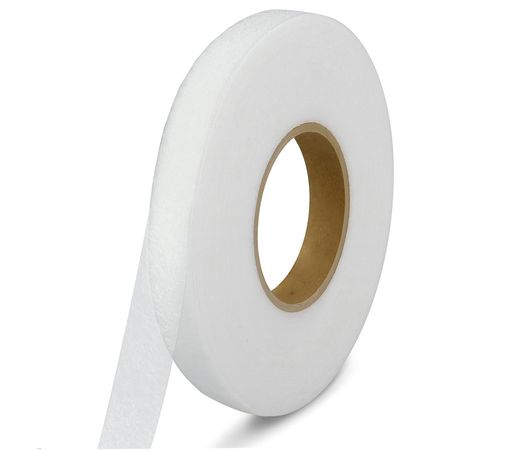 商品仕様:アイロンテープ 1巻入り カラー:白 サイズ:幅1.0 cm、長さ約50 m たっぷり使える大容量です 手間いらず、使いやすい:糸も針も不要。アイロンを当てるだけで簡単生地を接着できます。面倒な裁縫をしなくて済むため、洋裁が苦手な人や忙しい人に便利 使用方法:必要な長さに接着テープをカットし、接着させたい生地と生地の間に接着テープを挟みます(接着テープを生地からはみ出ないように挟んでください)。生地の上からあて布をして、約15~20秒間、中温(140°C〜160°C)のアイロンで押さえつけます。接着後は約2~3分そのまま放置して、よく冷まします。(強度が必要な場合はダブル使用や何重にも重ねて使用することができます) 水洗い可能、幅広い用途:高い粘着力で、洗濯も可能な布用両面テープです。布地の折り返し や、 ズボン ・ スカート ・ カーテンの裾上げやほつれ 止めに使えるだけでなく、 洋服の修理、アップリケ等の装飾の取り付けやゼッケンの貼り付けなどにも便利な接着テープです。
