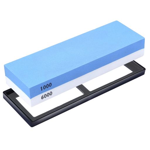 【両面砥石】砥石に書いてある「#1000」や「#6000」などが粒度になります。「#1000」を「中砥石」、「#6000」を「仕上砥石」と呼びます。通常包丁を研ぐ時は中砥石と仕上げ砥石最低でも2種類の砥石が必要です。両面砥石は中砥石(#1000)と仕上砥石(#6000)が一緒になった優れた砥石です。中砥石は切れ味が悪くなった時に使います。一般のご家族なら中砥石があれば十分です。仕上砥石はより良い切れ味を追求したい時に使います。砥石にさまざまな粒度があるのは、包丁の状態によって使い分けた方が効率がいいからです。 【滑り止めゴム付き】滑り止めゴムがついている砥石です。高さがあるので研ぐ時に手にぶつかりません。また、砥石が薄くなっても台についているので割れにくくなっています。砥石を載せるとしっかり固定されるようになっています。滑り止めゴムが付いており、しっかり固定して作業が出来ます。初心者の方でも簡単に包丁を研ぐことができます。