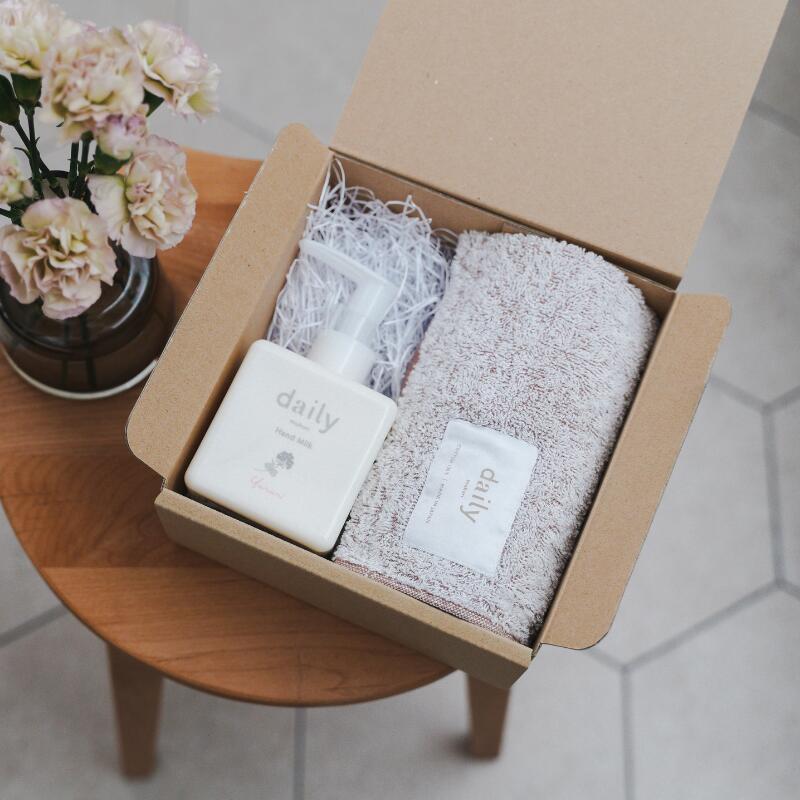 【ギフトセット】dailyオリジナルハンドミルク&フェイスタオル_植物由来の成分がお肌を柔らかく整えて、うるおいで満たし、しっとりなめらかな肌へ導くハンドミルク...