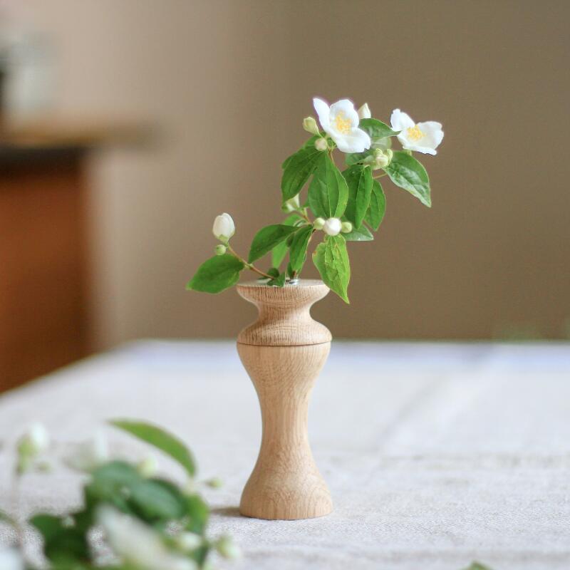 スッとまっすぐ、凛と美しく。職人が手作業で作る曲線美 flower vase（オーク/Sサイズ）/eNproduct