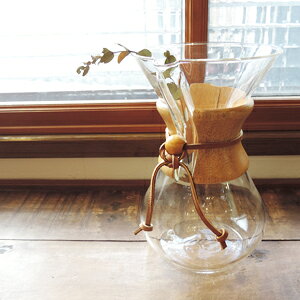 CHEMEX 6人用　コーヒーメーカー デザインと実用性を兼ね揃えた 世界が認めるコーヒーメーカー！ 三角フラスコと漏斗を合体させたような 特徴的なフォルム ガラスで一体成型されたボディに 温もりのある木を巻きつけた持ち手、 キッチンに置いておくのはもったいない、 人に見せたくなるデザイン性の高さが魅力です。 メカニカルではないからこそシンプルで使いやすく、 ずっと使い続けることが出来る。 シンプルな中にもコーヒーをおいしく入れるための工夫が随所にみられ、 誕生以来半世紀を超えるロングセラーとして、 今なお世界中のコーヒー通から変わらず愛され続けています。 コーヒーだけに限らず お茶やお水を入れてもOK!! サイズ違いで 「3人用コーヒーメーカー」 もございます ■サイズ：　約　φ13.5cm × H22.0cm × W15..0cm （平置き状態で計測した実寸です。商品により若干の違いが出る可能性があります） ■容量：880ml ■素材：　耐熱ガラス　　天然木　　革 　　　　 ■生産国：　アメリカ ■お買い上げ上のご注意： *ラッピング不可 ＊耐熱温度差は120℃です。 ＊直火・電子レンジ・オーブンには使用できません。 ＊食洗器での使用はお控えください。 ＊ガラス部分の水洗いは、革紐と木製取っ手を取り外してから行ってください。 ＊ペーパーフィルターは専用のものをお使いになることをおすすめします。 ＊若干のへこみ、ライン、気泡やガラスの色ムラなどはガラスの成形時など製造工程上できる場合がございます。 ＊画像の色合は、ご覧のパソコン・モニターの違いにより 　実物と多少の見え方の違いがでてしまいます。その点ご了解ください。 　予めご了解の上でのご注文をお願いいたします
