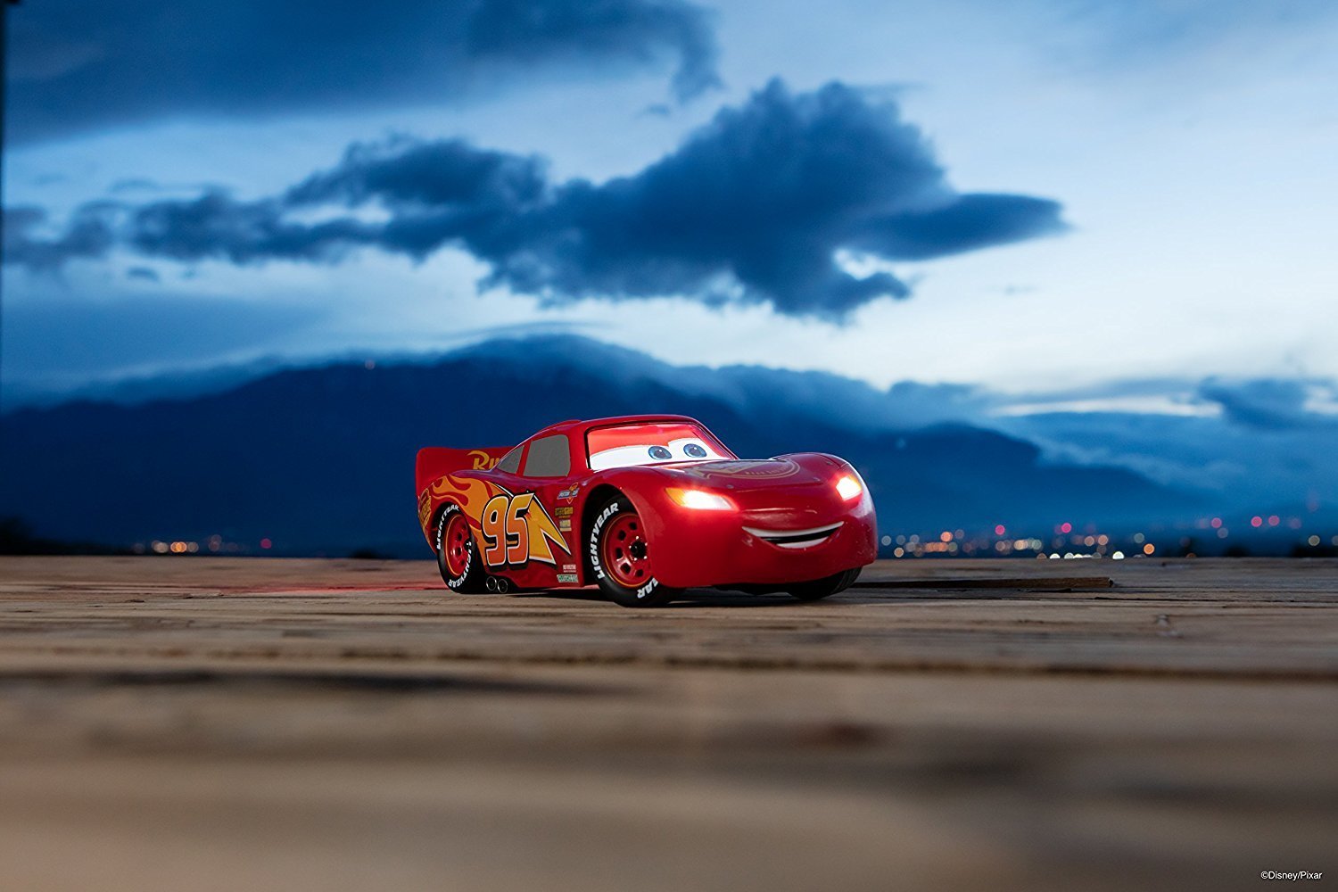 (スフィロ) Sphero アルティメットライトニングマックイーン Ultimate Lightning McQueen (並行輸入品) vovusang ラジコン カー ディズニー 子供 プレゼント 大人 ハロウィン カーズ おもちゃ グッズ 大人気