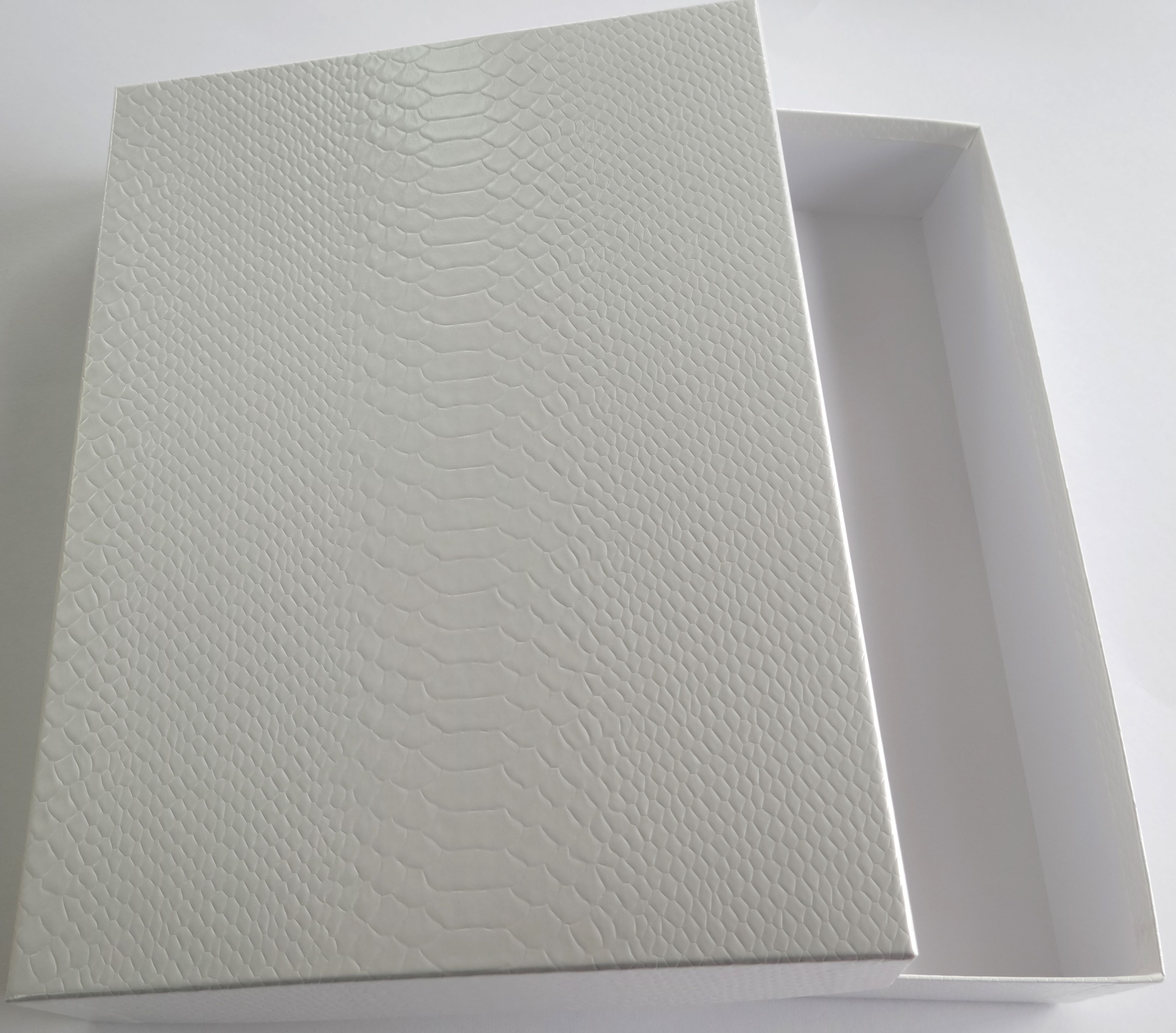 ≪楽天スーパーSALE 30%OFF商品≫大人のおしゃれな書類箱 お道具箱白蛇柄 白X白 A3サイズ(A3書類は勿論、A3クリアファイルもそのまま入れることがで...