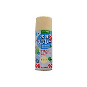 納期目安　（メーカーに在庫がある場合）13:30までにご注文の場合約3〜7日後出荷(土日祝日を除く）※表示の納期目安はあくまで目安ですのでお約束ではありません。具体的納期は都度お問い合わせください。北海道・沖縄・離島につきましては別途送料が発生致します。金額につきましてはご注文後当店よりご連絡させていただきます。ご注文前にお問い合わせいただければ送料金額を前もってお伝えする事が可能です。★「取寄品」です！ご注文後[商品欠品]及び[商品完売(廃番)]が発生する場合がございます。あらかじめご了承の上ご注文お願いいたします！※記載の商品画像はイメージ（代表）画像ですので画像だけの情報のみでご購入はお控え頂き、必ず記載内容をご確認下さい。・徳用タイプの水性スプレー。 速乾タイプの水性スプレー（半硬化（20℃）：約20分）で作業効率アップ。 非危険物（指定可燃物）で安心で有害物質を含まず、ニオイも少ない。 商品サイズ:縦60×横188×高さ60(mm) 容量:300ml 色:クリ-ム当社管理番号#9021647--検索キーワード--カタログページ数