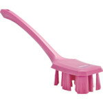 納期目安　（メーカーに在庫がある場合）13:30までにご注文の場合約2〜3日後出荷(土日祝日を除く）※表示の納期目安はあくまで目安ですのでお約束ではありません。具体的納期は都度お問い合わせください。お取り寄せ品です！ご注文後[商品欠品]及び[商品完売(廃番)]が発生する場合がございます。あらかじめご了承の上ご注文お願いいたします！またご注文の数量、お届け先によって別途送料が発生する場合がございます。その場合当店よりご連絡させていただきますのでご対応お願いいたします。商品未発送の状況でもメーカーによってはキャンセル不可となり場合もございますのでご了承の上ご注文お願いいたします。※記載の商品画像はイメージ（代表）画像ですので画像だけの情報のみでご購入はお控え頂き、必ず記載内容をご確認下さい。・特長：・手の届きにくい洗浄箇所に適したハードタイプのロングハンドルブラシです。・用途：・食品機械、バケツ、コンテナなどの洗浄に。・材質／仕上：・ボディー部:ポリプロピレン(PP)・フィラメント:ポリエステル・セット内容／付属品：・※注意：・ブラシの毛を機械や道具類に挟まないよう注意してください。・仕様：・色:ピンク・毛丈(mm):38・ハード・毛丈:38mm・線径:0.5mm・耐熱温度:121℃当社管理番号827-9670--検索キーワード--