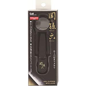 納期目安　（メーカーに在庫がある場合）13:30までにご注文の場合約3〜7日後出荷(土日祝日を除く）※表示の納期目安はあくまで目安ですのでお約束ではありません。具体的納期は都度お問い合わせください。お取り寄せ品です！ご注文後[商品欠品]及び[商品完売(廃番)]が発生する場合がございます。あらかじめご了承の上ご注文お願いいたします！またご注文の数量、お届け先によって別途送料が発生する場合がございます。その場合当店よりご連絡させていただきますのでご対応お願いいたします。商品未発送の状況でもメーカーによってはキャンセル不可となり場合もございますのでご了承の上ご注文お願いいたします。※記載の商品画像はイメージ（代表）画像ですので画像だけの情報のみでご購入はお控え頂き、必ず記載内容をご確認下さい。・ツメが大きく見えるルーペ付。 切ったツメが飛び散らないストッパーケース付。 ステンレス刃でシャープな切れ味。 サイズ：123X35X22(mm) 重量：47g 材質：刃・ステンレス刃物鋼/テコ・強化ナイロン、ABS樹脂（抗菌剤含有）/ルーペ・ポリカーボネート/ルーペカバー、ストッパー・ABS樹脂（抗菌剤含有）/ヤスリ・ステンレススチール 生産国：日本当社管理番号--検索キーワード--カタログページ数