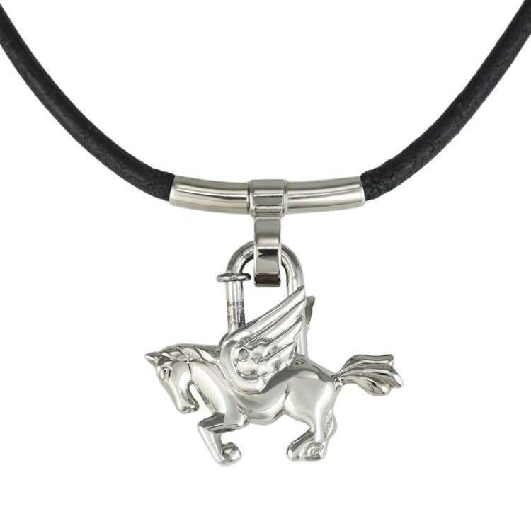 ブランド HERMES エルメス 商品名 ペガサス カデナ チョーカーペンダントネックレス 素材 メタル / レザー 色 シルバー サイズ ・レザーコードの長さ：36.5cm ・トップサイズ：W36.1×H31.6mm ・重量：22.8g ※多少の誤差はご了承ください。 付属品 箱 (イタミあり) 状態 ABランク　きれいめ 状態説明 多少の使用感がございますが、比較的キレイなコンディションのお品でございます。―補足―金具に小キズ、レザーコードにややスレが見受けられます。 商品紹介 ペガサス カデナが目を引く、エルメスのチョーカーネックレス。レザーコードがほどよくカジュアルな雰囲気を演出し、さまざまなスタイルに合わせてお楽しみいただけます。首元のアクセントとして活躍するアイテムです。 管理番号：6427052m 愛知県公安委員会 古物商許可第541030A35500号 ◆質問対応時間◆ 年中無休　10：00〜18：00 《返品規定》 お客様都合による返品につきましても承ります。 その場合は、到着後3日以内に必ずご連絡をお願いいたします。 返品時の送料はお客様負担、連絡後3日以内着でお願いいたします。 《保証》 ＊＊通常保証30日間＊＊ 到着後3日以内にショップレビュー投稿で1年間の保証（自然故障） をお付けしております。 ランク 状態基準 N 新品商品です。 S 未使用/新古品。未使用品ですが展示・保管による軽微な状態変化がある場合がございます。 SA 新品同様/ほぼ未使用品。使用感がほとんどなく、非常にきれいな状態です。 A 美品/非常に状態の良い中古品。 使用に伴うスレ、小キズ、薄汚れ等が見られる場合がございますが、全体的にきれいな状態です。 AB 良品/一般的な使用感があるが比較的きれいめの中古品。 スレ、キズ、汚れ、型崩れ等が見られる場合がございます。 B キズやヨゴレなど全体的に使用感が見られる中古品。使用に支障はない程度のダメージがございます。 BC 状態難あり/かなり使用感のある中古品。 目立つキズ、汚れ、破れ、劣化等が見られる場合がございます。 C ジャンク品/動作不良や大きなダメージがある商品です。基本、現状渡しとなります。