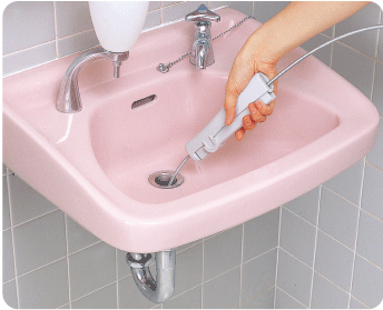 ワイヤーが配水管の奥にまで入り込み詰まりを解消！パイプ詰まり取りま専科