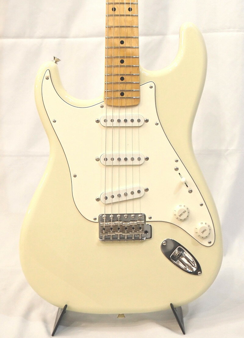 メーカー名 So what by 八弦小唄 商品名 Groovee Boy Olympic White 特　徴 大阪ミナミに拠点を置く気鋭のブランド、八弦小唄。そのオリジナルモデルがこの "So What" です！！ 国内工場で製作され、最終セットアップは八弦小唄の工房で行われます。昨今の国内製造モデルでこの価格は驚異的！！ 右利きで使用するサウスポー・スタイルの1本。ポイントはピックアップにあります。ピックアップは左利き用のものを採用。一般的なストラトタイプとは傾きの違うリアピックアップとセンターピックアップとのミックスサウンドは唯一無二の絶品ハーフトーンを生み出します。しかもメイプル指盤には50～60年代のFender社に代表されるフォームバーの巻き線を採用するこだわり振り。往年のジミヘンサウンドの秘密を紐解く鍵がここにあります。演奏性の高い250Rの指板ラディアス等、プレイヤー目線で設計、企画されています。ラージヘッドより一回り大きなヘッドもポイントです。 細部にこだわりを感じさせる完成度の高さは抜群のハイコストパフォーマンスを発揮しています！！ ※1点限りの在庫につき、完売の際は何卒ご了承下さい。 ※他サイトでも販売しております為、入れ違いで完売の際は何卒ご了承下さい。 ※商品画像の色や見え方は、ご利用のパソコン環境により実物と多少異なる場合がございますので、予めご了承ください。 BODY : 2pc Alder NECK : Maple FINGERBOARD : Maple SCALE : 648 mm NUT WIDTH : 42 mm RADIUS : 250 R FRETS : 21F NUT : Bone TUNERS : GOTOH SD-91 BRIDGE : GOTOH GE-101TS PICK UP : Original Designed So what P.U.-ST-L.H. CONTROLS : Volume , Tone , 5way Sw WEIGHT : 約3,670g ご注意 ・商品画像の色や見え方は、ご利用のパソコン環境により実物と多少異なる場合がございますので、予めご了承ください。 ・商品は複数の店舗で販売しておりますのでご注文いただいた商品であっても、品切れの場合もまれにございますので、予めご了承ください。