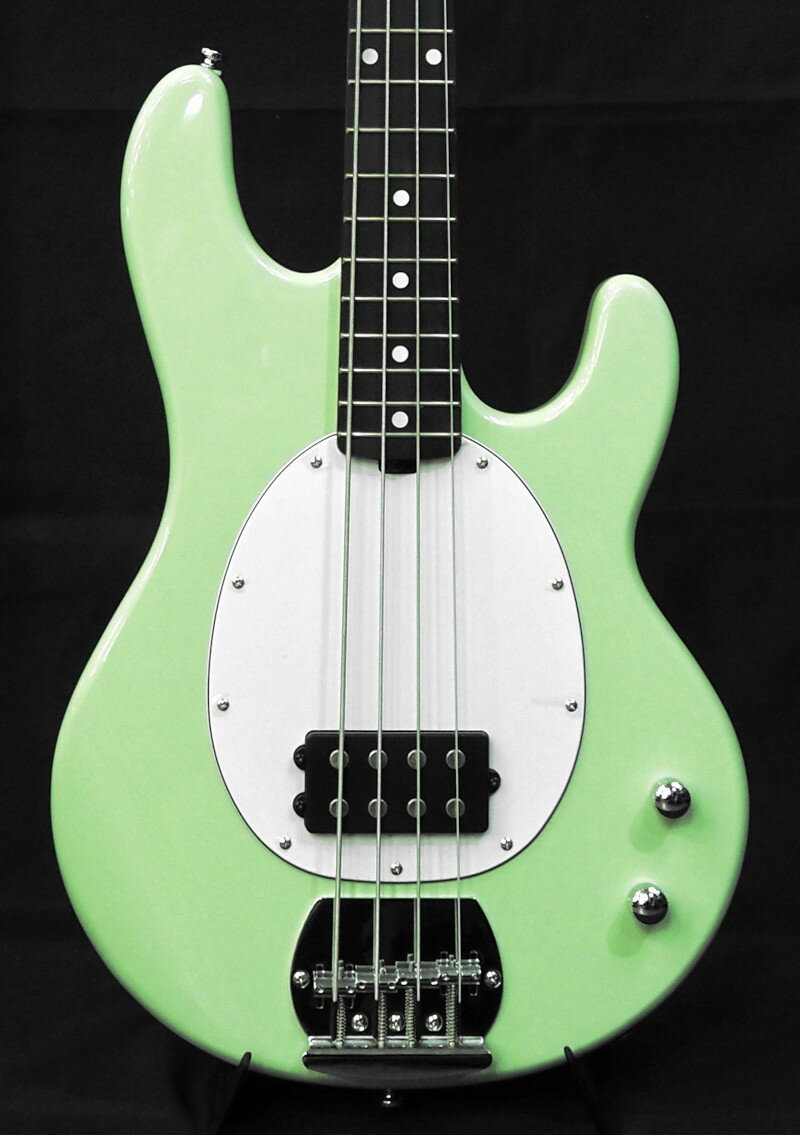 メーカー名 Sterling by Musicman 商品名 Ray2 Misty Green 特　徴 コストパフォーマンスの高さで人気の "Sterling by MUSICMAN"。新たなラインナップ「Introシリーズ」にパッシブ・サーキットを採用したNewモデル "Ray2" が登場しました！！ 世界の定番、スティングレイ・ベースを手に取りやすい価格で製作したRay2。シンプルなパッシブ・サーキットを搭載し、直感的な操作性と図太くパワフルなサウンドを実現しています。やや細めのネックで弾き易さも向上しています。初心者からセカンド・ベースにも最適な1本です！！ ※1点限りの在庫につき、完売の際は何卒ご了承下さい。 ※他サイトでも販売しております為、入れ違いで完売の際は何卒ご了承下さい。 ※商品画像の色や見え方は、ご利用のパソコン環境により実物と多少異なる場合がございますので、予めご了承ください。 [ SPECIFICATION ] BODY : Poplar NECK : Hard Maple FINGERBOARD : Amaranth SCALE : 864mm NUT WIDTH : 38mm RADIUS : 240mm FRETS : 21F / Medium PICK UPS : H-1 Ceramic Humbucker CONTROLS : Vol , Tone BRIDGE : Fixed Bridge CASE : Soft Case WEIGHT : 約3.98kg ご注意 ・商品画像の色や見え方は、ご利用のパソコン環境により実物と多少異なる場合がございますので、予めご了承ください。 ・商品は複数の店舗で販売しておりますのでご注文いただいた商品であっても、品切れの場合もまれにございますので、予めご了承ください。